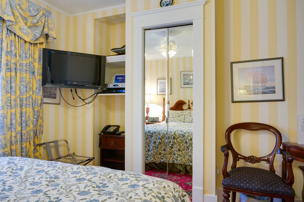 Calgary Westways Guest House Room photo