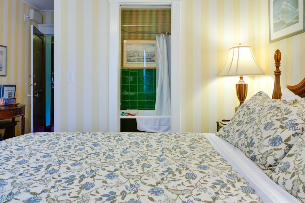 Calgary Westways Guest House Room photo