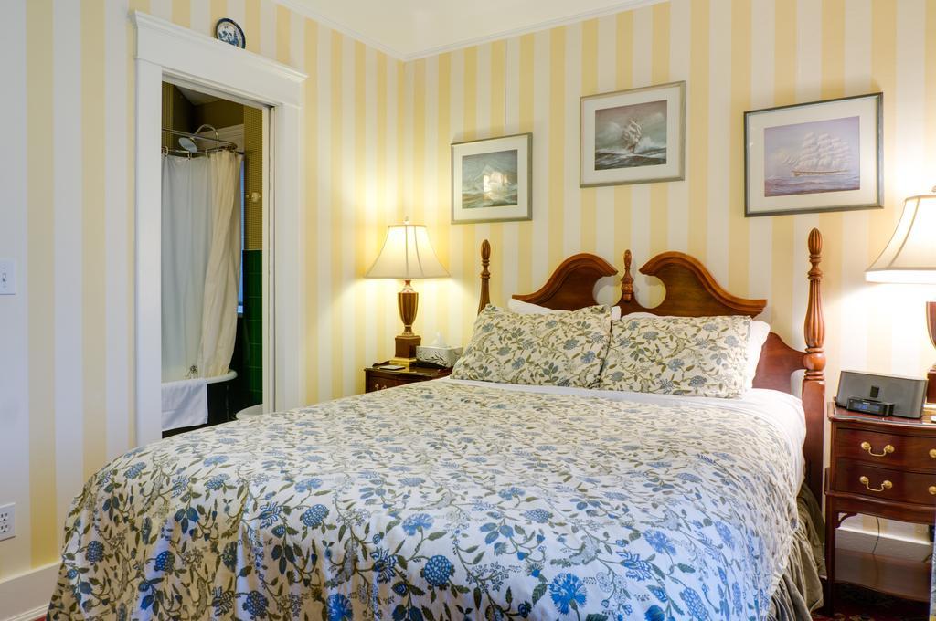 Calgary Westways Guest House Room photo