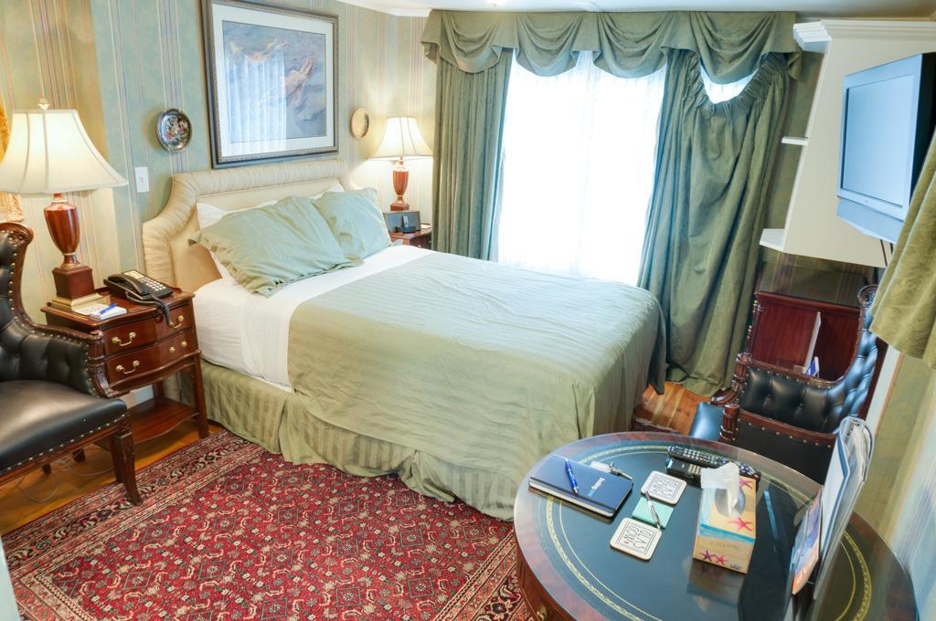 Calgary Westways Guest House Room photo