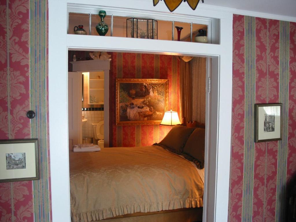 Calgary Westways Guest House Room photo